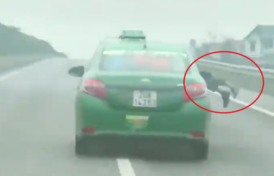 Taxi hất công an lên nắp capo rồi lao đi vun vút - 1 Hình ảnh chiến sĩ công an bị tài xế taxi hất lên nắp capo. (Ảnh cắt từ clip).