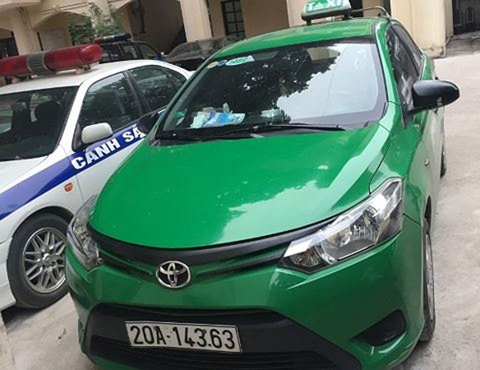 Bắt khẩn cấp tài xế hất chiến sĩ công an lên capo, phóng đi gần 20km - 3
Chiếc xe taxi do Đoàn điều khiển. (Ảnh: Cơ quan công an cung cấp).