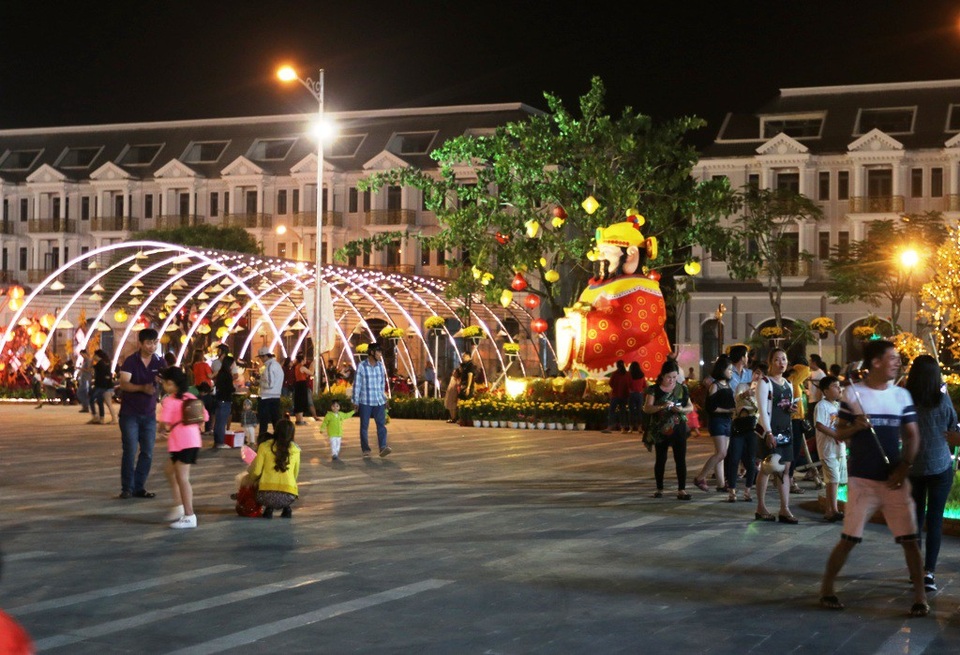 Chiêm ngưỡng đường hoa Xuân ở thành phố biển miền Tây - 9 Đêm đầu sau khi khai mạc rất đông người dân đến tham quan đường hoa xuân