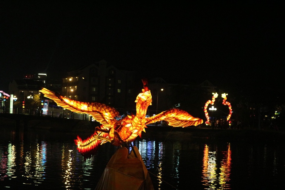 Hệ thống điện năng lượng mặt trời "thắp sáng" Hội An - 7 Hội An lung linh trong đêm được chiếu sáng từ năng lượng mặt trời do những người bạn Đức hỗ trợ, góp phần gắng kết khăng khít mối quan hệ kết nghĩa giữa hai thành phố Wernigerode và Hội An nói riêng, Việt Nam và nước Đức nói chung