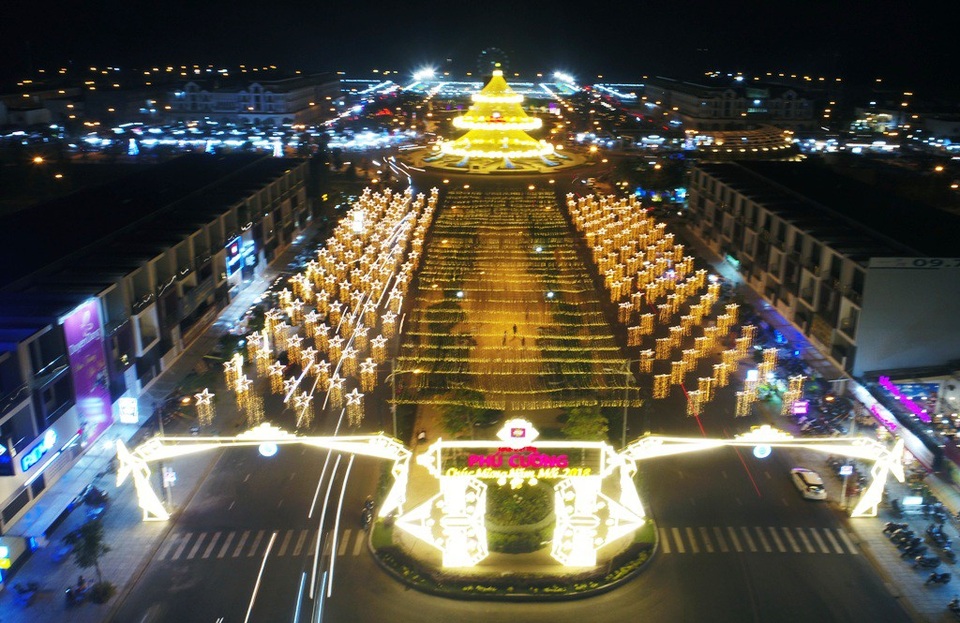 Chiêm ngưỡng đường hoa Xuân ở thành phố biển miền Tây - 12 Đường đèn nghệ thuật tại khu lấn biển rực rỡ sắc xuân...