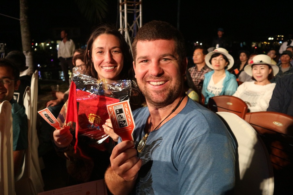 Hệ thống điện năng lượng mặt trời "thắp sáng" Hội An - 1 Du khách hào hứng với món quà lưu niệm được trao tặng khi tham gia chơi hội bài chòi