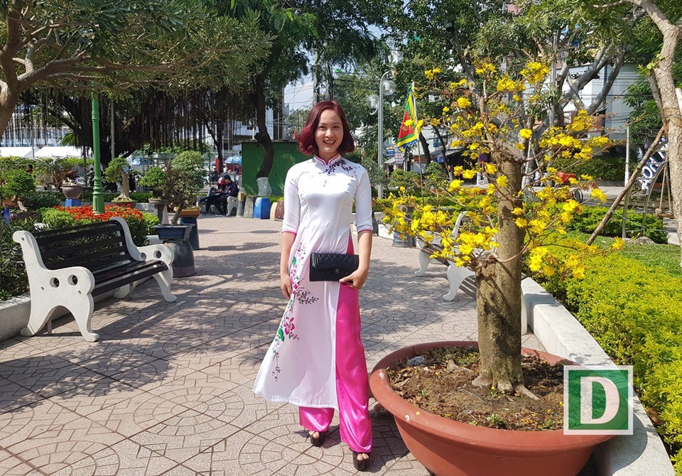Hàng mai cổ thụ hơn 20 năm tuổi, quyến rũ nhất ở Nha Trang - 8 Thiếu nữ Nha Trang vui tươi bên hàng mai bung nở vàng rực