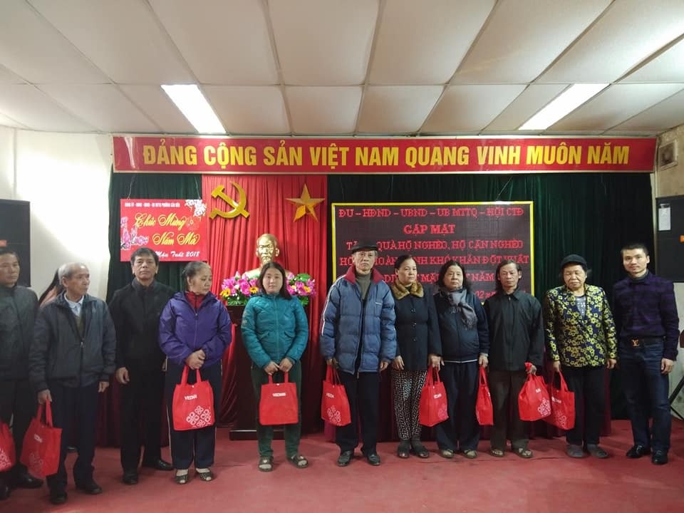 Quỹ Nhân ái tặng 30 suất quà Tết đến các hoàn cảnh khó khăn phường Cầu Dền - 2
Ông Phạm Tuấn Anh. Phó Tổng Biên tập báo Dân trí trao các suất quà đến các hoàn cảnh khó khăn thuộc phường Cầu Dền, quận Hai Bà Trưng, Hà Nội nhân dịp Tết Mậu Tuất 2018