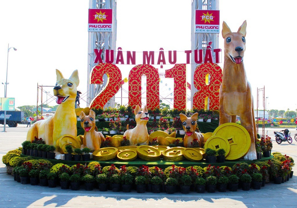 Chiêm ngưỡng đường hoa Xuân ở thành phố biển miền Tây - 1 Chiều 8/02, đường hoa xuân ở đảo nhân tạo TP Rạch Giá chính thức khai mạc cho người dân du xuân, chơi tết