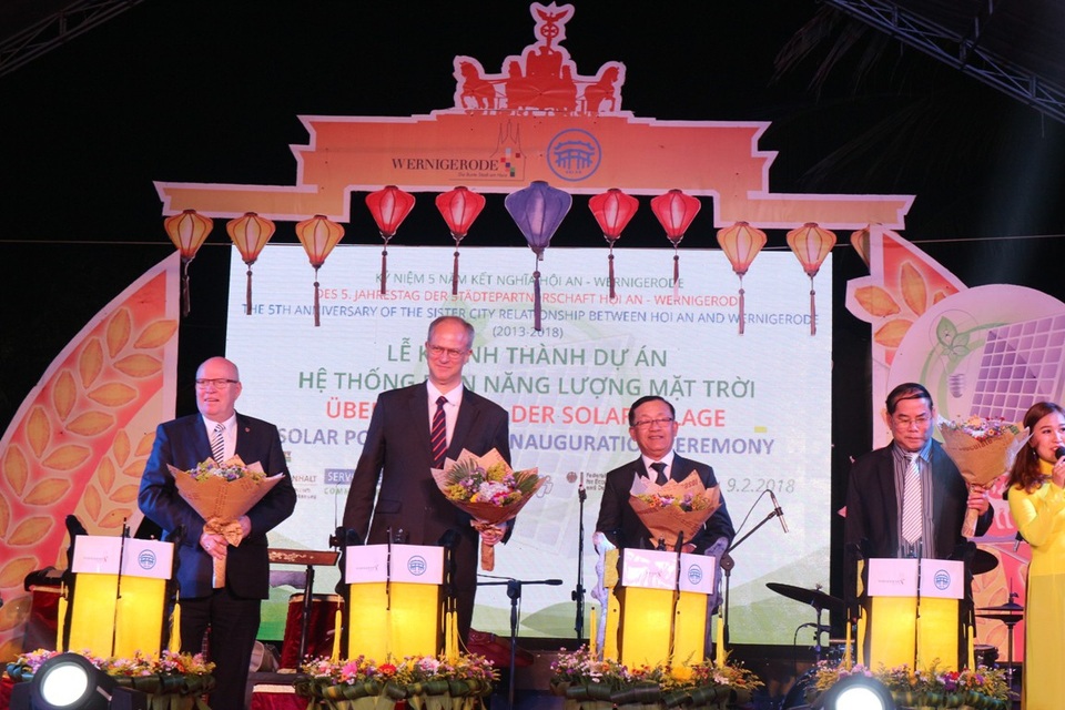 Hệ thống điện năng lượng mặt trời "thắp sáng" Hội An - 2 
Đại diện thành phố Wernigerode (CHLB Đức) cùng nhấn công tắc biểu trưng hệ thống điện mặt trời để khởi động điện thắp sáng bằng năng lượng mặt trời tại Hội An