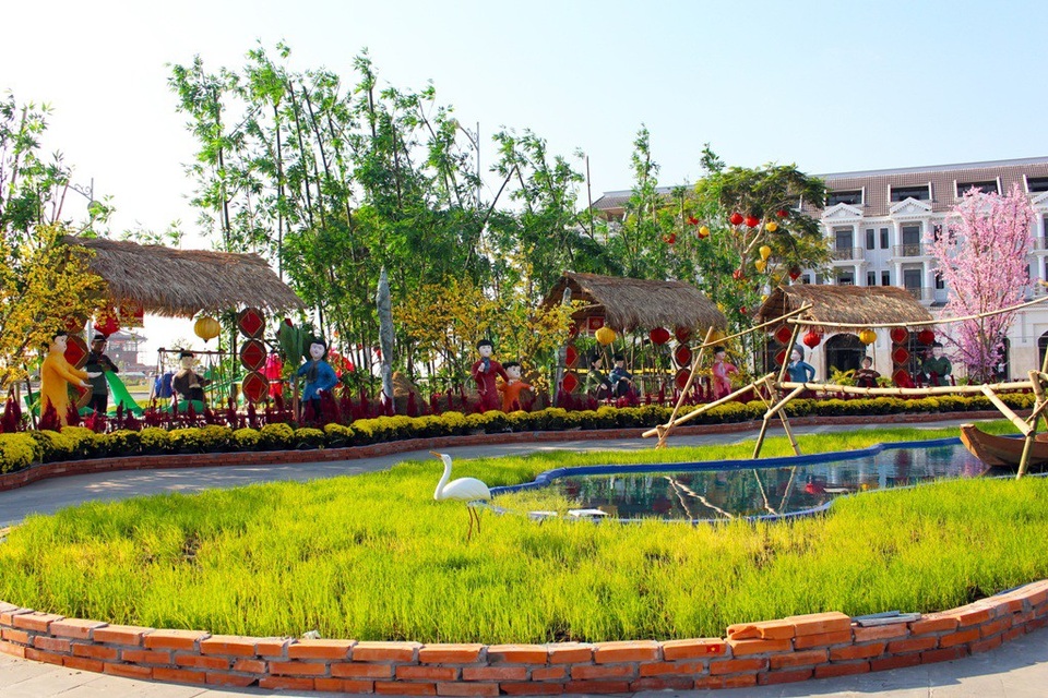 Chiêm ngưỡng đường hoa Xuân ở thành phố biển miền Tây - 6 Đường hoa có cả bờ ao, ruộng lúa và chiếc cầu khỉ đặc trưng của miền Tây