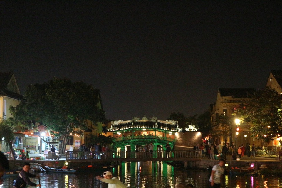 Hệ thống điện năng lượng mặt trời "thắp sáng" Hội An - 3 Chùa Cầu - biểu trưng của TP Hội An được thắp sáng bằng năng lượng điện mặt trời