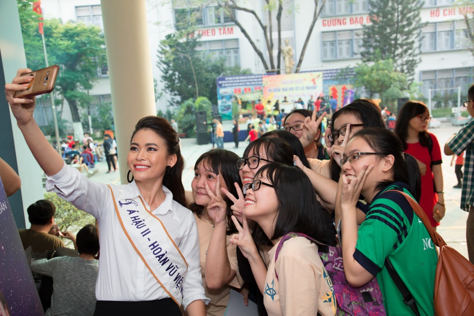 Á hậu Mâu Thủy trở về trường cũ trong những ngày cuối năm - 10 Sự nhiệt tỉnh của các học sinh ở đây khiến Á hậu Mâu Thủy vô cùng cảm động và Á hậu đã tranh thủ nán lại để chụp ảnh lưu niệm cùng mọi người.