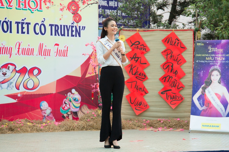 Á hậu Mâu Thủy trở về trường cũ trong những ngày cuối năm - 1 Mâu Thủy chọn trang phục đơn giản khi xuất hiện tại trường cũ
