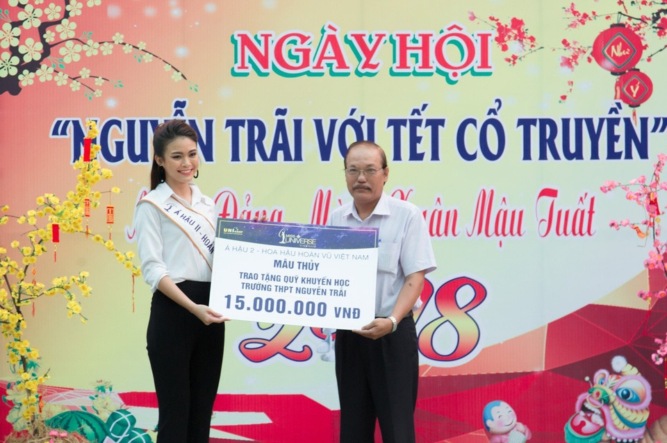 Á hậu Mâu Thủy trở về trường cũ trong những ngày cuối năm - 6 Sau những tiết mục flashmob đầy hấp dẫn, Á hậu Mâu Thủy đã đại diện cho tổ chức Hoa hậu Hoàn vũ Việt Nam trao tặng quỹ khuyến học trường số tiền trị giá 15 triệu đồng nhằm khuyến khích tinh thần học tập của các em học sinh.