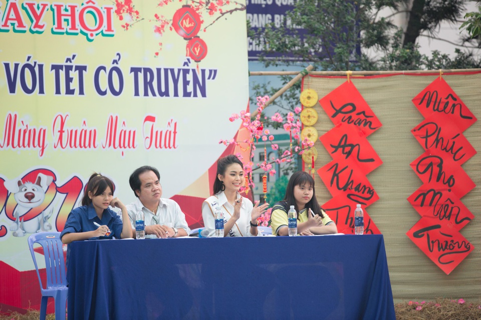 Á hậu Mâu Thủy trở về trường cũ trong những ngày cuối năm - 2 Nhân dịp này, Á hậu Mâu Thủy còn là giám khảo khách mời cho các phần thi đồng diễn flashmob của các lớp nằm trong chương trình “Ngày hội Nguyễn Trãi với Tết cổ truyền” – một hoạt động ý nghĩa mừng xuân Mậu Tuất 2018 của trường.