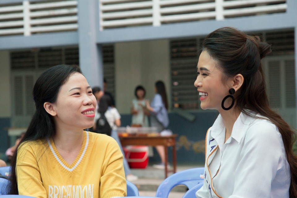 Á hậu Mâu Thủy trở về trường cũ trong những ngày cuối năm - 5 Mâu Thủy trò chuyện vui vẻ và thoải mái khi trở về trường.