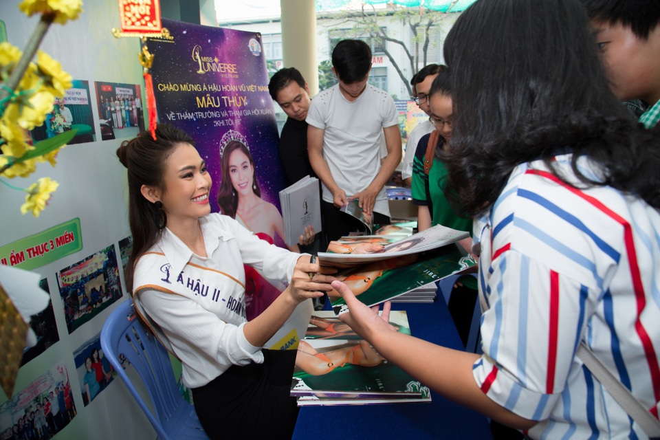 Á hậu Mâu Thủy trở về trường cũ trong những ngày cuối năm - 7 Á hậu Mâu Thủy trở về trường cũ trong những ngày cuối năm - 7