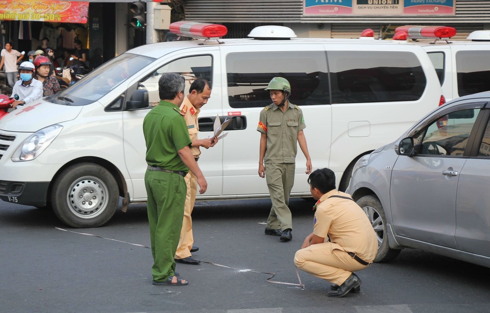 Lực lượng chức năng đo đường, khám nghiệm hiện trường
