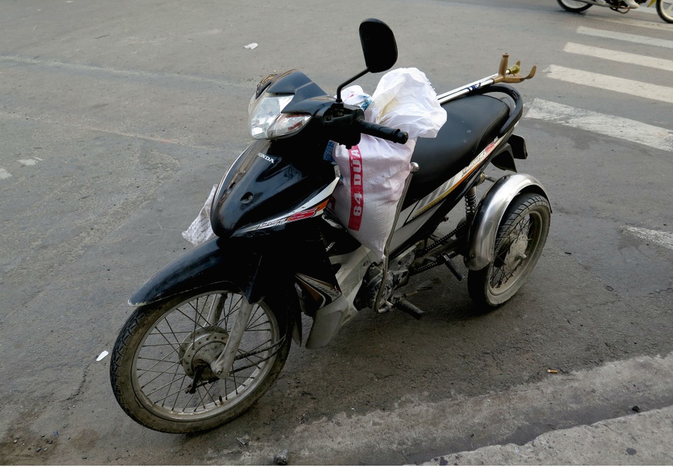 Xe máy của người phụ nữ khuyết tật được di chuyển vào sát lề đường