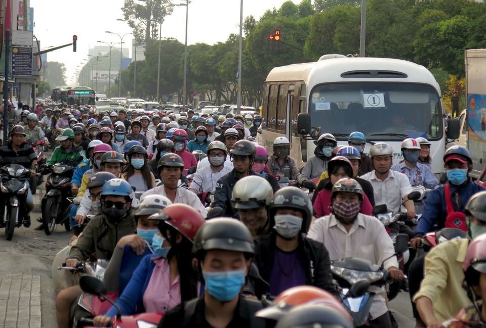Hàng ngàn phương tiện dường như “chôn chân” trên đường Hoàng Văn Thụ hướng về ngã tư Phú Nhuận
