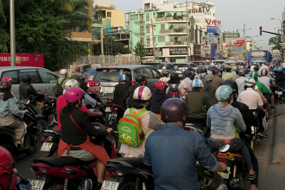 Va chạm với xe bồn, người phụ nữ khuyết tật bị cán trọng thương - 3