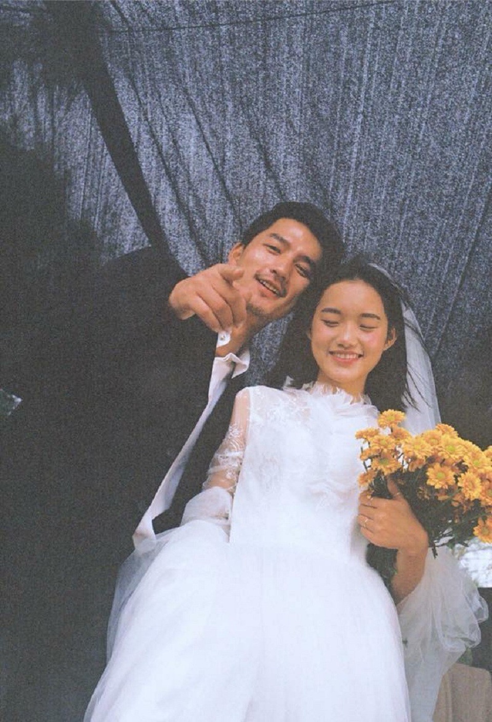 Bộ ảnh “Nhớ nhung” là bộ ảnh cưới đặc biệt được thực hiện bởi nhiếp ảnh gia người Trung Quốc - Tang Zhi Xuan, sinh năm 1990 đến từ tỉnh Hồ Nam (Trung Quốc). Để có được bộ ảnh này Zhi Xuan đã chụp hoàn toàn bằng máy phim.