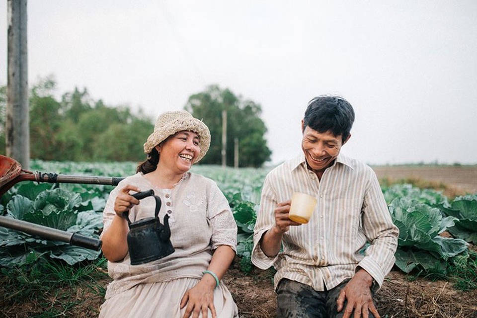 
Bộ ảnh này được chụp bởi Thạch Thanh Bình, anh muốn ghi lại những khoảnh khắc trong cuộc sống bình dị của ba mẹ mình. Bởi với Bình thì ba mẹ luôn là động lực để anh cố gắng đứng dậy mỗi khi vấp ngã.
