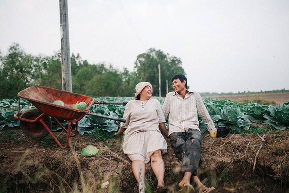 Hạnh phúc giản dị của ba và mẹ trên cánh đồng bắp cải - 12