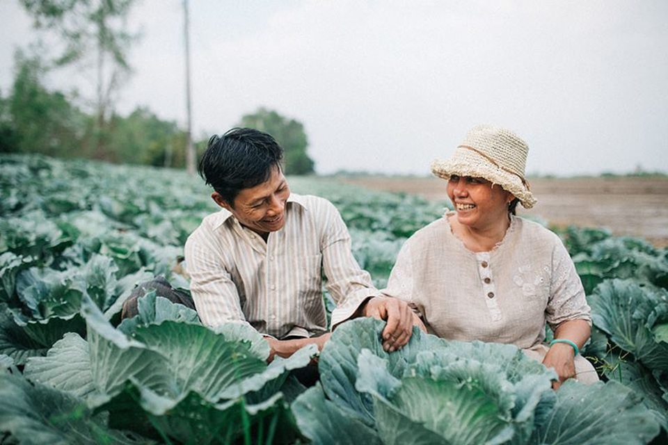 
Theo chia sẻ của Thanh Bình thì ba mẹ anh đã về chung một nhà 25 năm nhưng luôn dành cho nhau những quan tâm ân cần.
