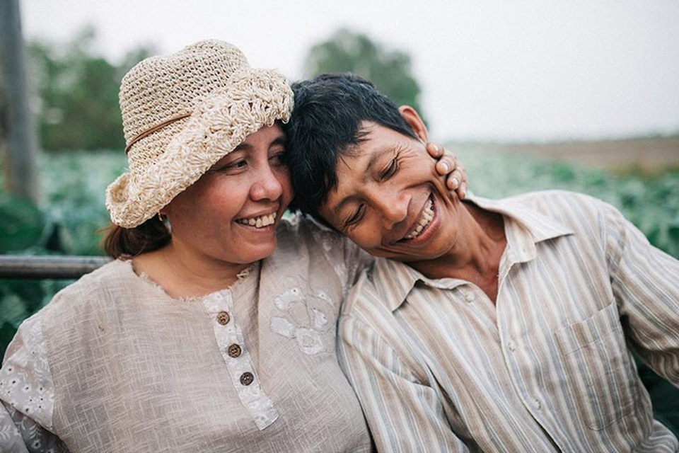 
Hằng ngày chúng ta vẫn thường ưa việc chụp những bức hình lung linh để đăng lên mạng xã hội nhưng mấy ai nghĩ được việc ghi lại khoảnh khắc với ba mẹ mình là niềm hạnh phúc bình dị như anh chàng trẻ tuổi này?
