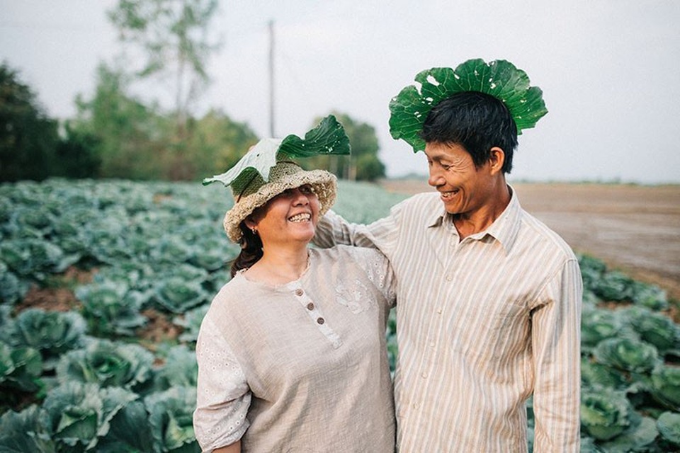 
Thanh Bình cũng “bật mí” rằng tất cả khoảnh khắc, niềm vui, nụ cười của ba mẹ anh trong bộ ảnh này đều rất chân thực, không có một chút nào “diễn”.
