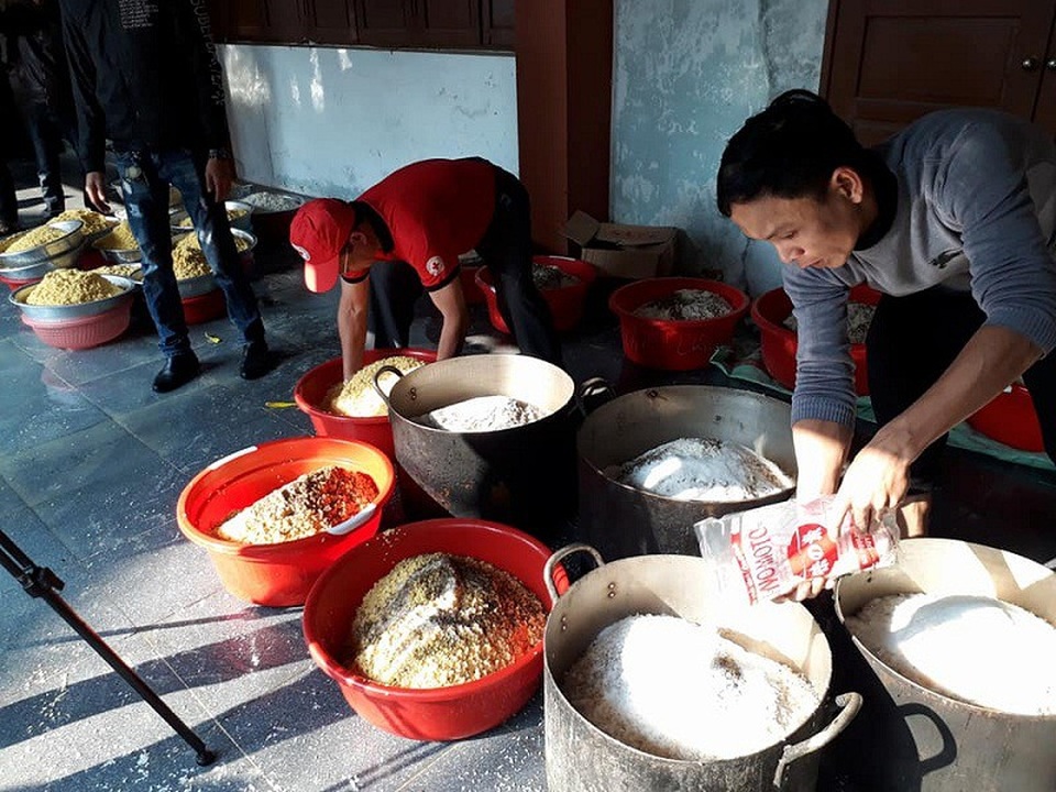 Gói trọn nghĩa tình từ 1.000 chiếc bánh chưng xanh - 1 Sẵn sàng nguyên liệu để gói hơn 1.000 chiếc bánh chưng cho người nghèo