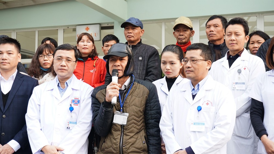 Hàng trăm bệnh nhân ung thư được về quê miễn phí trên những "chuyến xe yêu thương" - 4 Đại diện bệnh nhân lên phát biểu, bày tỏ cảm ơn trước sự quan tâm của lãnh đạo Bệnh viện K và các nhà tài trợ.