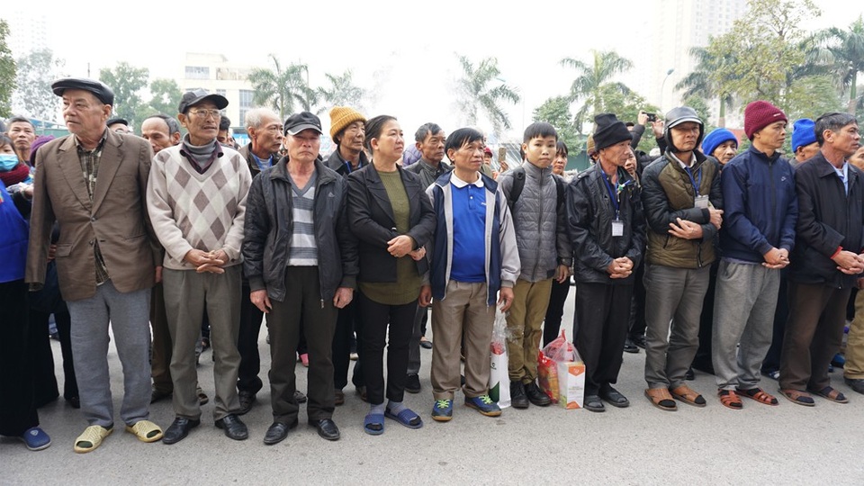 Hàng trăm bệnh nhân ung thư được về quê miễn phí trên những "chuyến xe yêu thương" - 3 Bệnh nhân và người nhà bệnh nhân nghe lãnh đạo Bệnh viện K và các đơn vị tài trợ phát biểu, căn dặn và gửi lời chúc mừng năm mới trước khi lên xe về quê đón Tết.