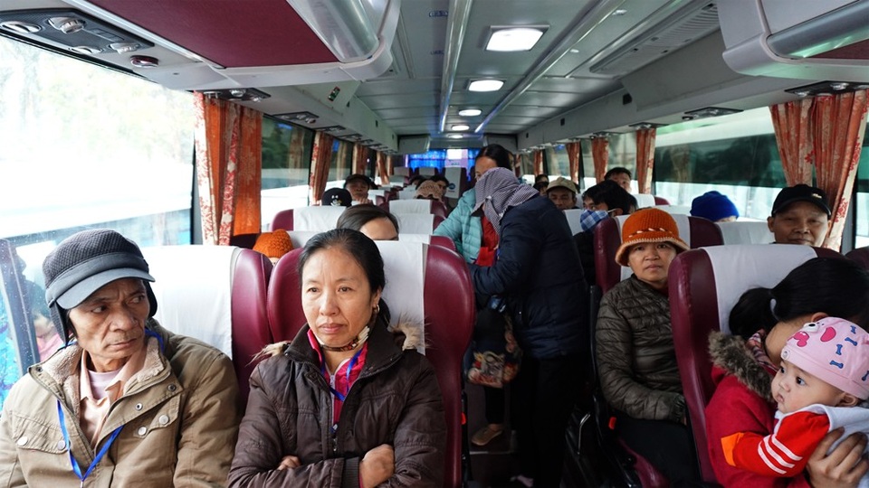 Hàng trăm bệnh nhân ung thư được về quê miễn phí trên những "chuyến xe yêu thương" - 8 Hàng trăm bệnh nhân ung thư được về quê miễn phí trên những "chuyến xe yêu thương" - 8