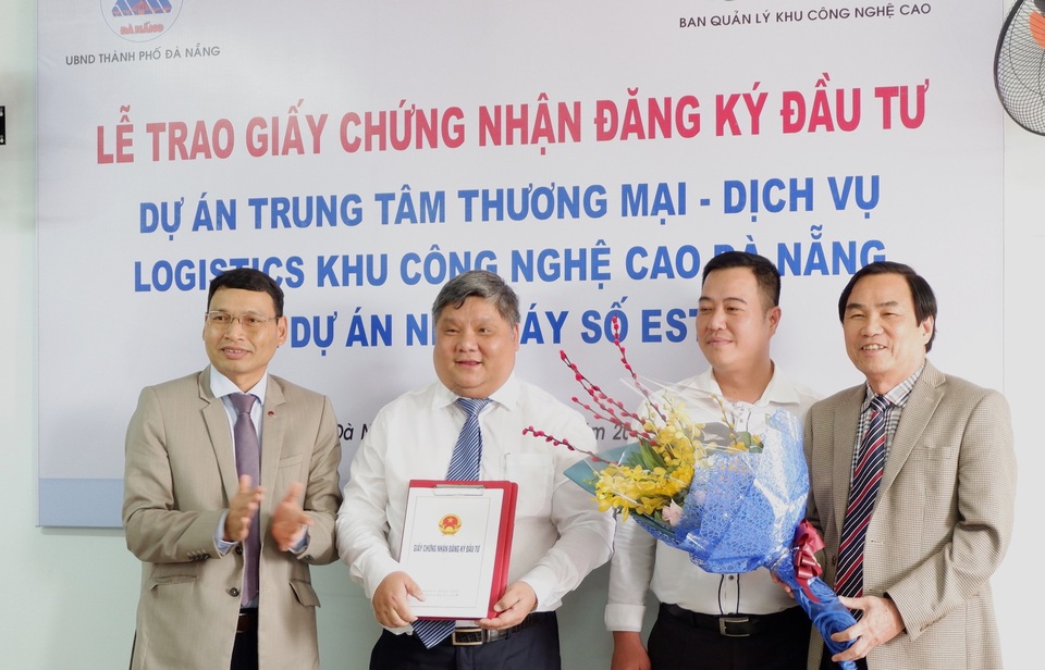 Thêm hai dự án được cấp phép đầu tư vào Khu Công nghệ cao Đà Nẵng - 1 Ông Hồ Kỳ Minh, Phó Chủ tịch UBND TP Đà Nẵng trao giấy chứng nhận đầu tư cho công ty Cổ phần Logistics Công nghệ cao Đông Nam Á