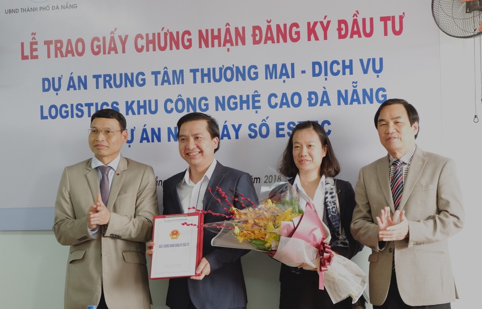 Thêm hai dự án được cấp phép đầu tư vào Khu Công nghệ cao Đà Nẵng - 2 Ông Hồ Kỳ Minh, Phó Chủ tịch UBND TP Đà Nẵng trao giấy chứng nhận đầu tư cho công ty TNHH Kỹ thuật Công nghệ điện tự động Biển Đông