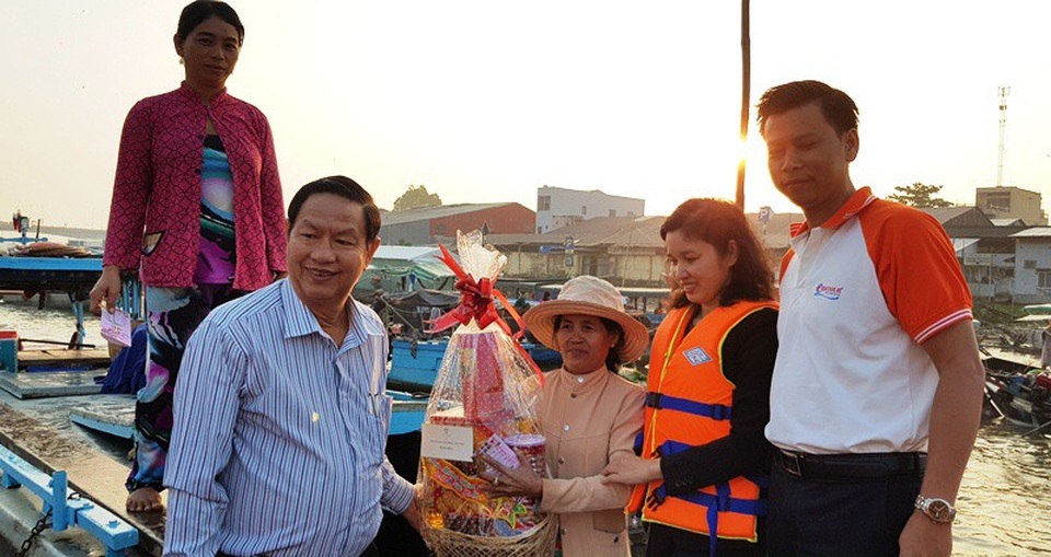 Cần Thơ: Trao quà Tết cho tiểu thương trên chợ nổi Cái Răng - 4 Cần Thơ: Trao quà Tết cho tiểu thương trên chợ nổi Cái Răng - 4