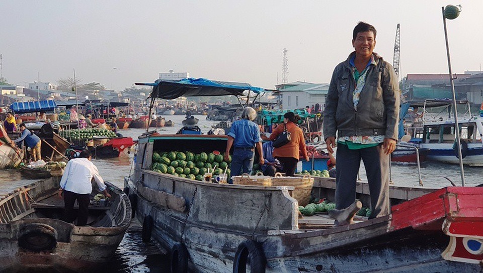 Cần Thơ: Trao quà Tết cho tiểu thương trên chợ nổi Cái Răng - 3 Cảnh buôn bán trên chợ nổi làm nhộn nhịp cả quãng sông dài
