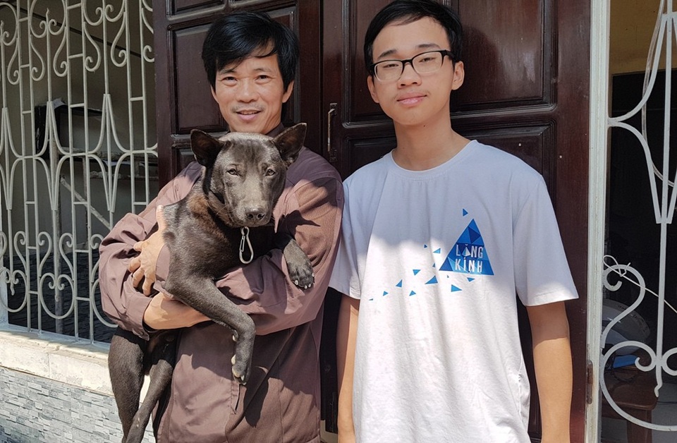 Huế: Chú chó lạc nhà, tìm đến trường cậu chủ học ngồi chờ! - 1
Anh Tâm và con trai Hữu Thiện cùng chú chó Net