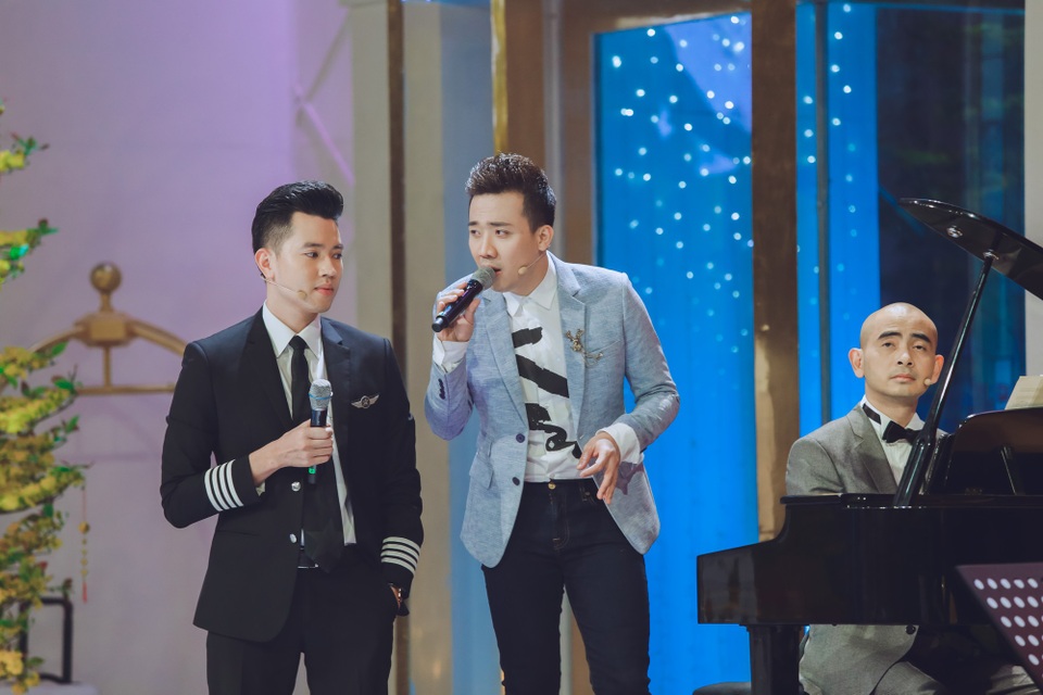 Cơ trưởng trẻ nhất Việt Nam hát hay như ca sĩ tiết lộ thu nhập nghề hàng Top - 5 Quang Đạt và Trấn Thành song ca.