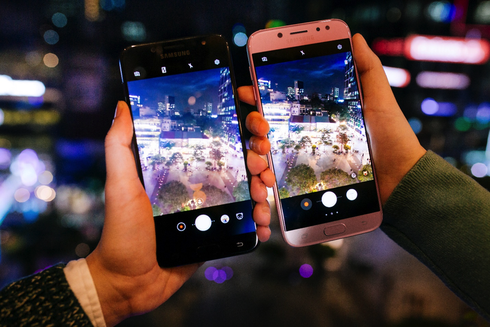 Nhật ký selfie Tết sống động cùng dế yêu - 1
Ảnh thành phố về đêm rực rỡ qua lăng kính Galaxy J7 Pro phiên bản màu hồng và đen.