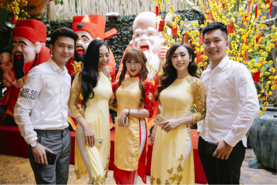 Nhật ký selfie Tết sống động cùng dế yêu - 2
Anh chị em trong gia đình tạo dáng chụp ảnh cùng Galaxy J7.