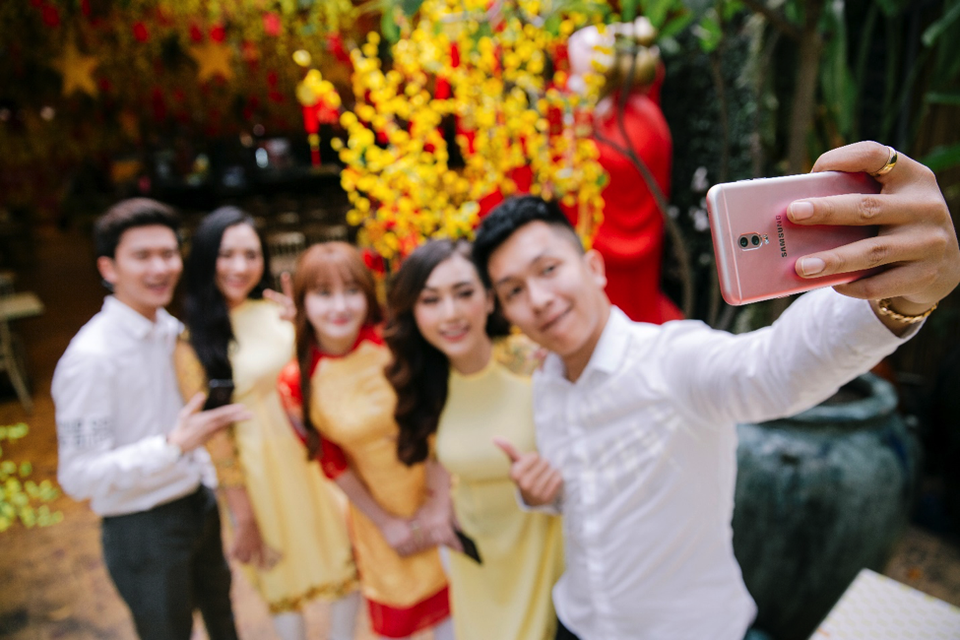 Nhật ký selfie Tết sống động cùng dế yêu - 3
Du xuân cũng không quên selfie bằng camera Galaxy J7 phiên bản màu hồng.