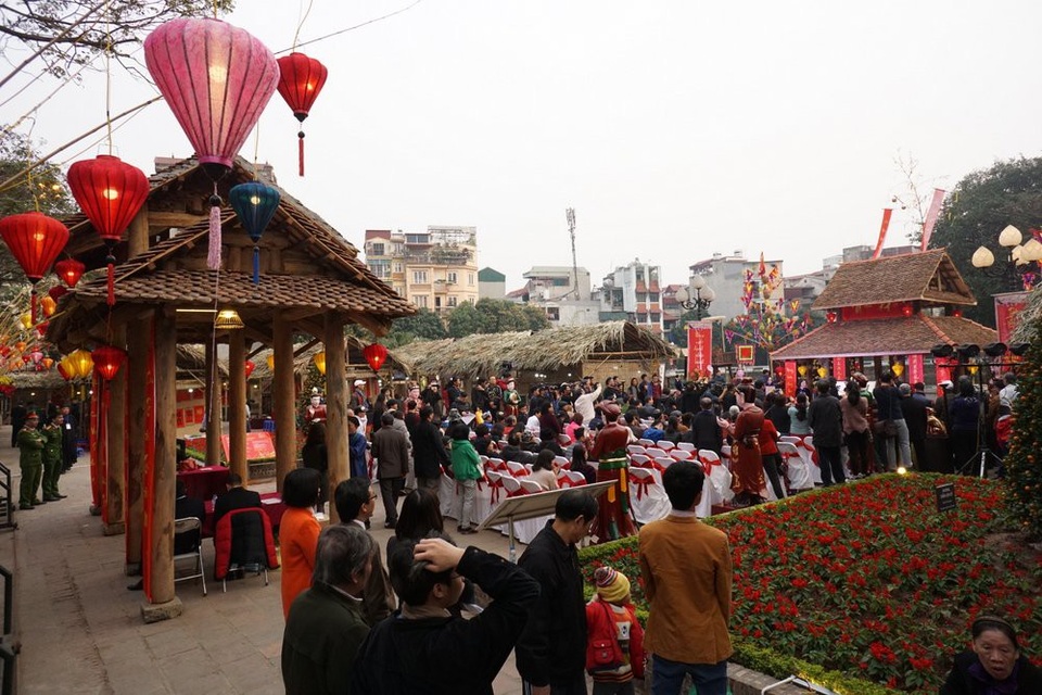 Hà Nội: Phố ông đồ khai mạc bên Hồ Văn - 1
Mỗi dịp Tết đến, người dân Hà Nội lại đến Văn Miếu - Quốc Tử Giám xin chữ đầu xuân mong ước một năm mới an khang thịnh vượng, con cháu chăm ngoan, thành đạt. Năm nay, phố ông đồ tiếp tục được tổ chức trong khu Hồ Văn thuộc tổng thể khu di tích Văn Miếu - Quốc Tử Giám.