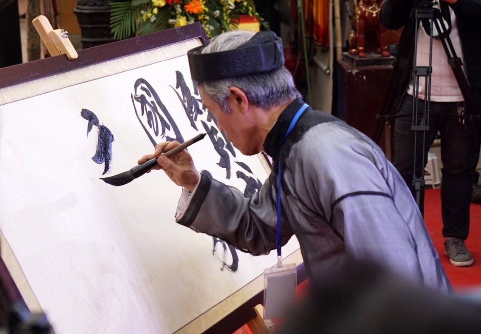 Hà Nội: Phố ông đồ khai mạc bên Hồ Văn - 10 Ông đồ Trần Quốc Chí vinh dự là người khai bút cho hội chữ xuân năm nay bằng câu chữ Hiền tài quốc gia chi nguyên khí.