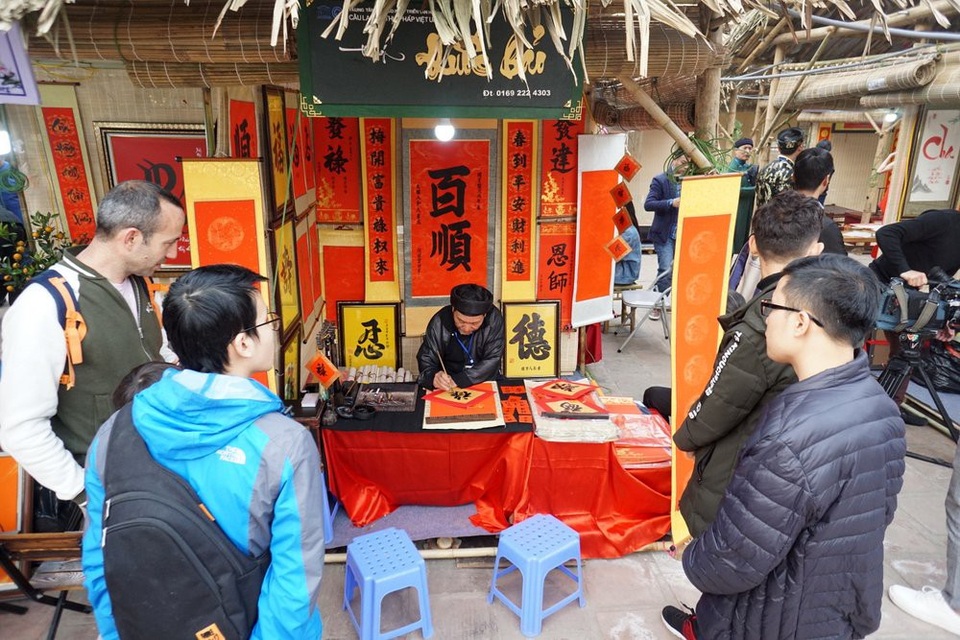 Hà Nội: Phố ông đồ khai mạc bên Hồ Văn - 14
Bên cạnh hoạt động thư pháp, khách tham quan còn được tìm hiểu quy trình làm giấy dó, xem các gian hàng nghề truyền thống, trải nghiệm trò chơi dân gian, thả hoa đăng...