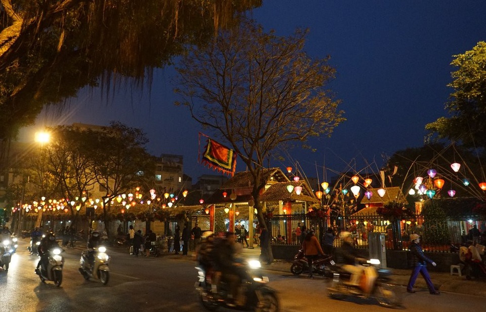 Hà Nội: Phố ông đồ khai mạc bên Hồ Văn - 15
Phố ông đồ bên Hồ Văn lung linh ánh đèn vào buổi tối.