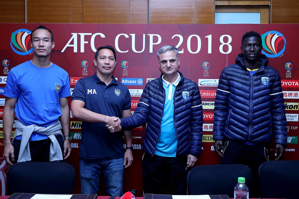 Toả sáng ở U23 Việt Nam, Bùi Tiến Dũng được bắt chính ở Thanh Hoá - 2 HLV Mihail Marian Cucchiaroni trong buổi họp báo trước trận