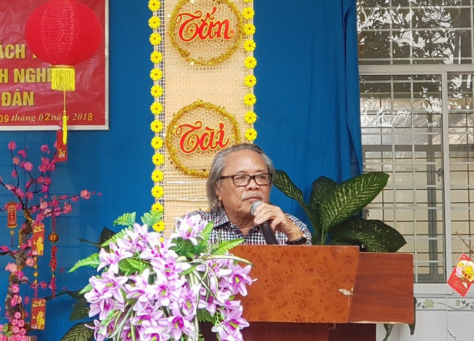 Báo Dân trí trao quà tết đến học sinh nghèo tại Cần Thơ - 1 Nhà báo Phan Huy phát biểu tại buổi trao quà