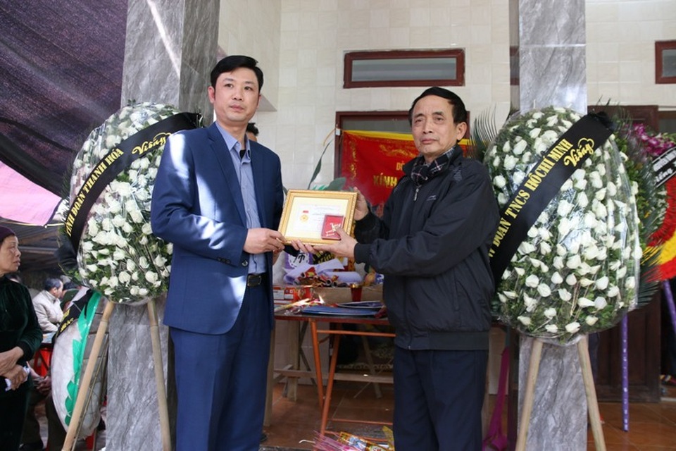 Nam sinh tử nạn khi cứu 3 mẹ con: Không kịp ăn cái Tết cuối cùng! - 6
Anh Lê Văn Trung - Bí thư Tỉnh đoàn Thanh Hóa đã truy tặng huy hiệu Tuổi trẻ dũng cảm cho em Hoàng Đức Hải