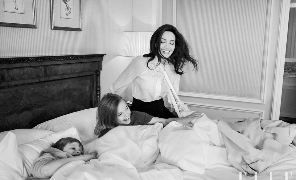 Angelina Jolie chia sẻ kinh nghiệm sống hạnh phúc cho các con gái - 6
Angelina Jolie có ba cô con gái, một cô con gái nuôi và hai con gái ruột. Bà mẹ nổi tiếng luôn dạy các con về việc ý thức bản vệ mình, chứng minh và nỗ lực khẳng định bản thân.