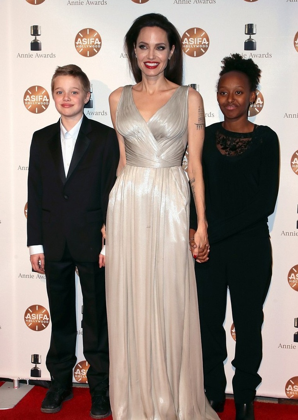 Angelina Jolie chia sẻ kinh nghiệm sống hạnh phúc cho các con gái - 8
Jolie dẫn hai con gái Zahara và Shiloh đi dự sự kiện hồi tháng 1/2018.